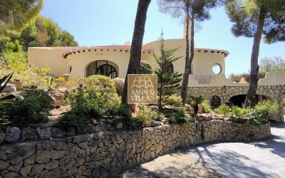 Fantastic villa with large plot, offering privacy and sea views.